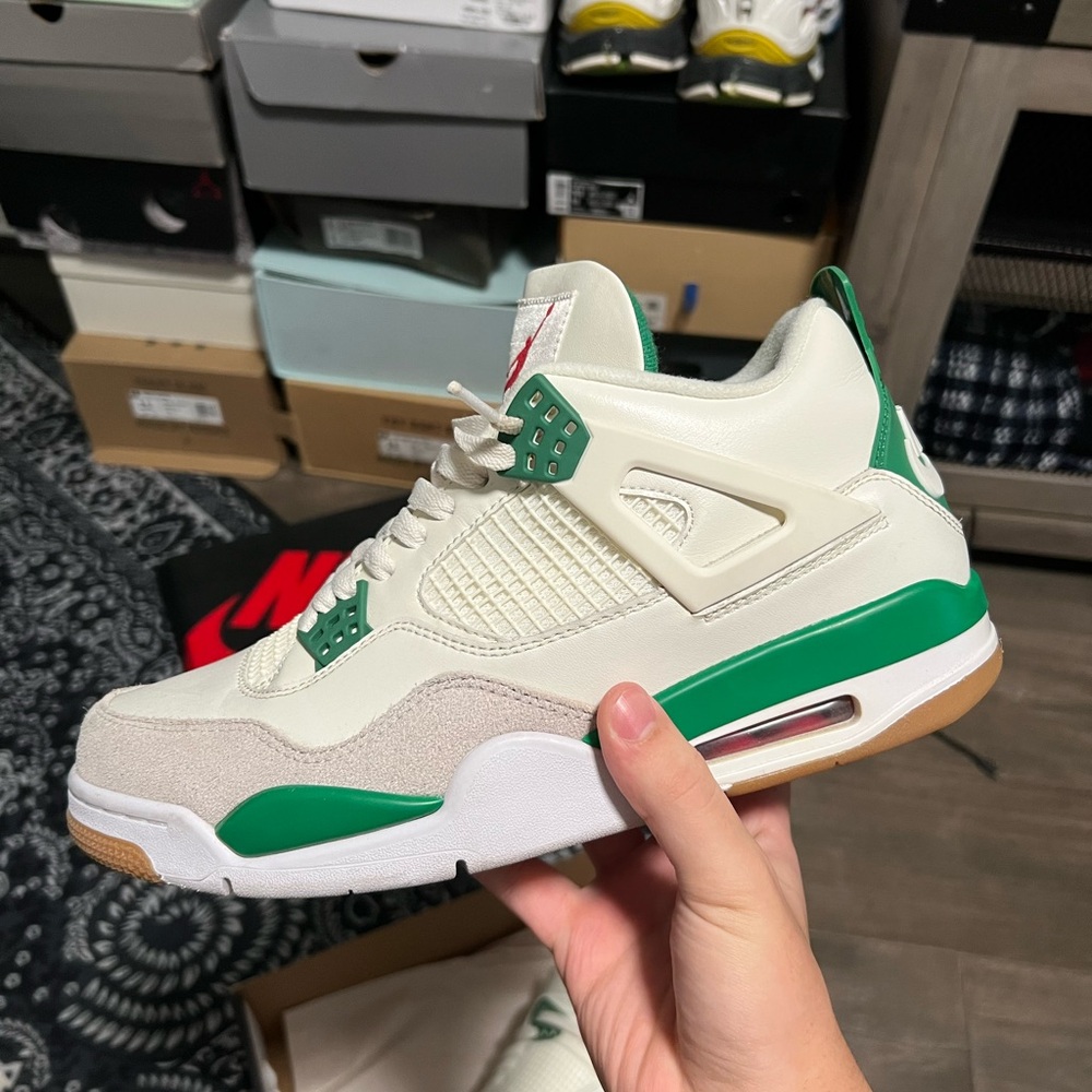 Pine green jordan 4